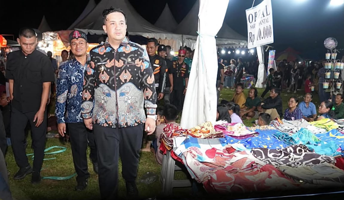 Bupati Lamandau Rizky Aditya Putra, disela-sela menghadiri peringatan Hari Jadi ke 21 Kecamatan Menthobi Raya.