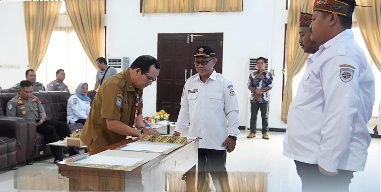 Asisten Perekonomian, Pembangunan dan SDA Setda Lamandau, Meigo, Basel, saat menghadiri acara Pengukuhan DPC Organisasi Angkutan Darat Kabupaten Lamandau, di Aula Bapperida Kabupaten Lamandau.