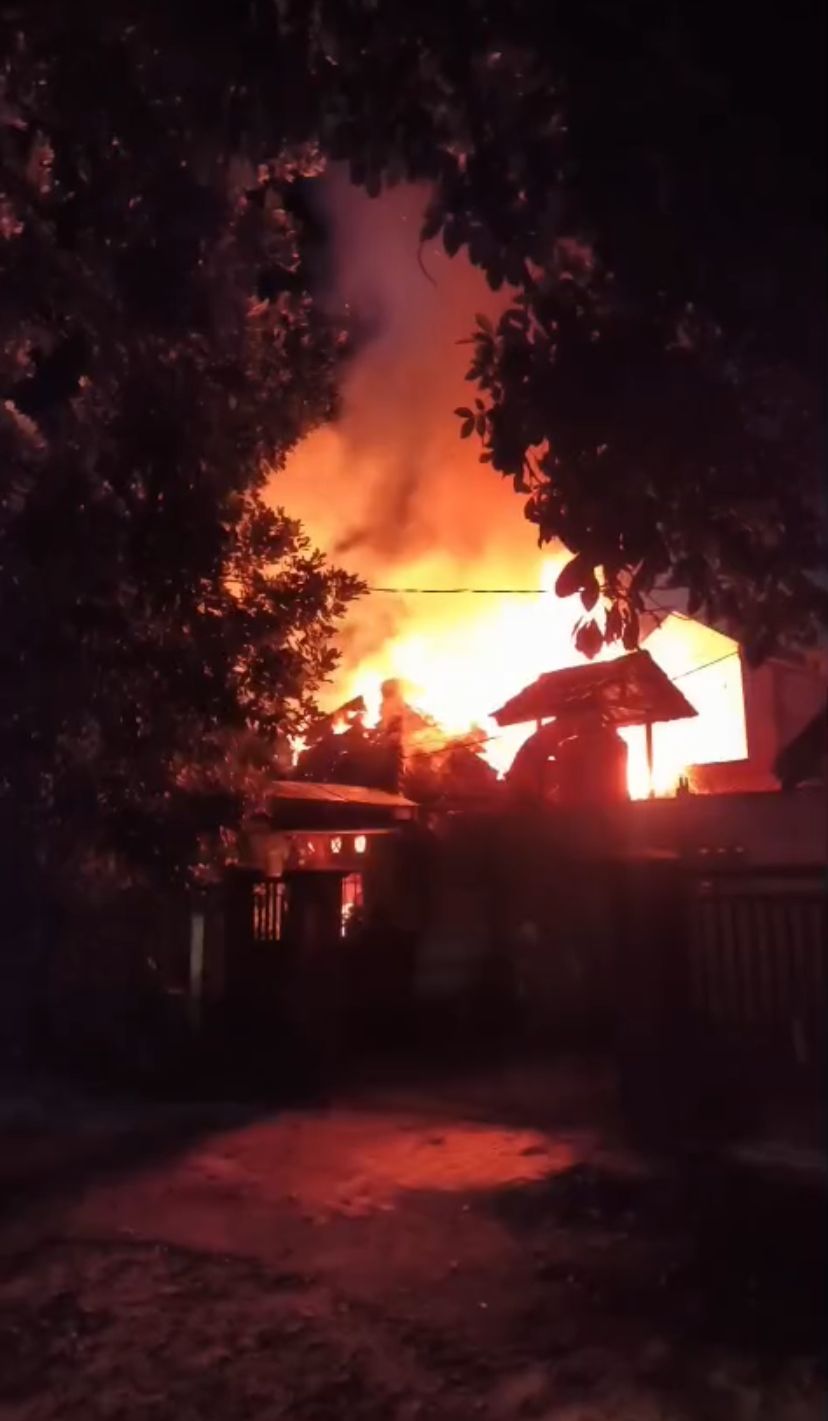 Rumah Kosong Lima Tahun Terbakar di Jalan Junjung Buih III