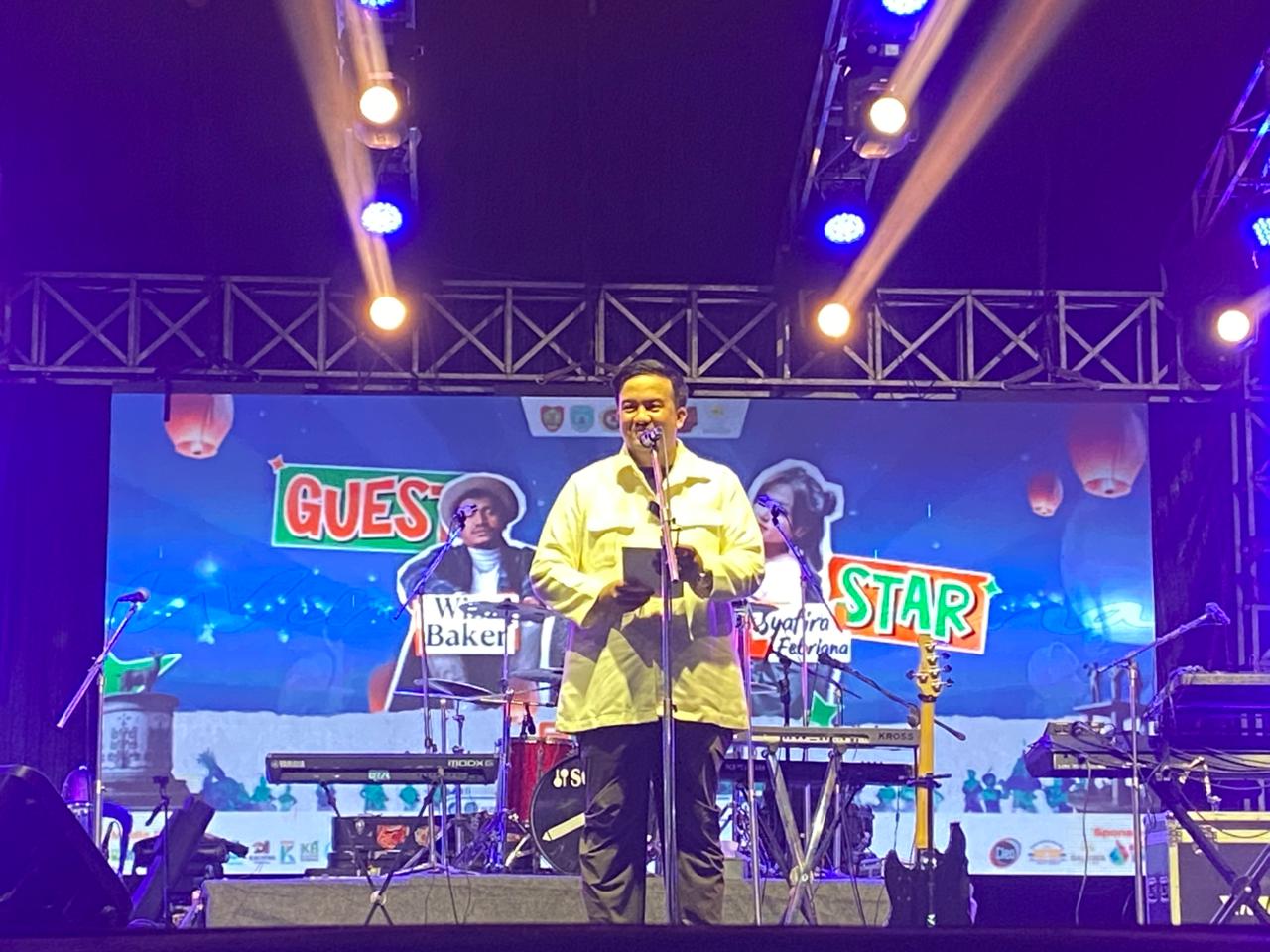 Bupati Lamandau Rizky Aditya Putra secara resmi menutup kegiatan Sumber Mulya Fest vol 4, di lapangan sepakbola