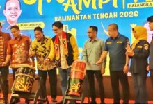 ‎Wali Kota Palangka Raya, Fairid Naparin saat membuka Musda VIII Angkatan Muda Pembaharuan Indonesia (AMPI) Kalimantan Tengah, bersama Wagub Kalteng, H. Edy Pratowo