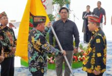 ‎Gubernur Kalteng, H. Agustiar Sabran saat menyerahkan bendera Pesparawi kepada Ketua Umum LPPD Kalteng, sekaligus Ketua Kontingen, Guntur Talajan, dalam acara