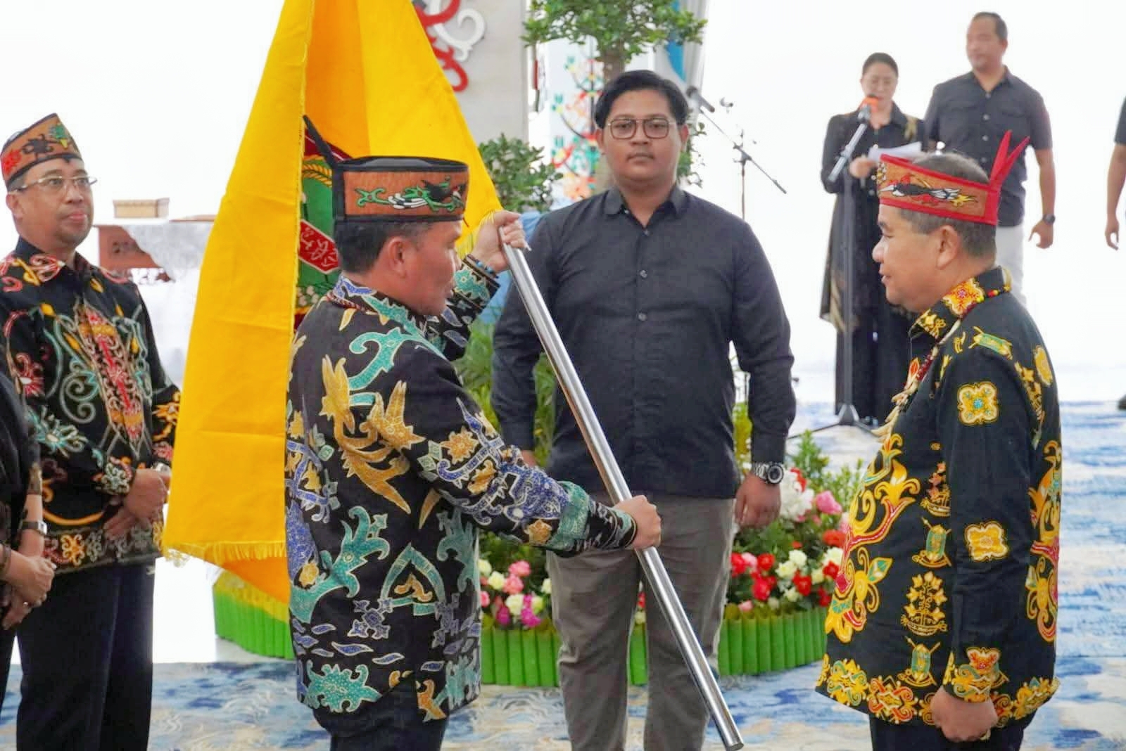 ‎Gubernur Kalteng, H. Agustiar Sabran saat menyerahkan bendera Pesparawi kepada Ketua Umum LPPD Kalteng, sekaligus Ketua Kontingen, Guntur Talajan, dalam acara