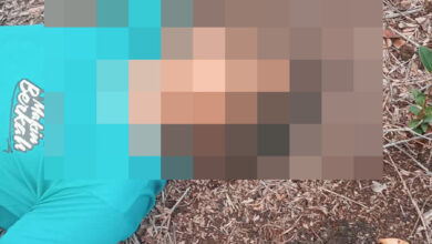 Jasad korban saat pertama kali ditemukan tewas di kebun buah naga