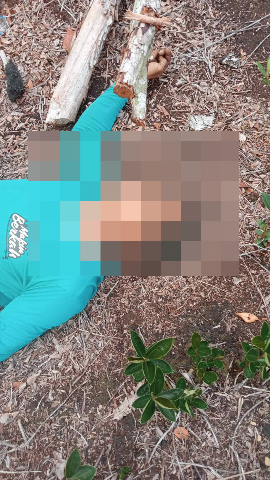 Jasad korban saat pertama kali ditemukan tewas di kebun buah naga