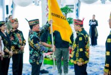 Gubernur Agustiar Sabran saat prosesi penyerahan bendera secara simbolis kepada Perwakilan kontingen Provinsi Kalimantan Tengah.