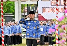 Wali Kota Palangka Raya, Fairid Naparin, saat memimpin upacara gabungan peringatan Hari Jadi ke-61 Pemerintah Kota Palangka Raya di halaman Kantor Wali Kota