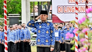 Wali Kota Palangka Raya, Fairid Naparin, saat memimpin upacara gabungan peringatan Hari Jadi ke-61 Pemerintah Kota Palangka Raya di halaman Kantor Wali Kota