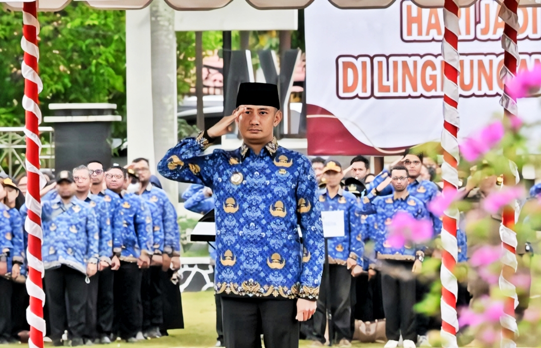 Wali Kota Palangka Raya, Fairid Naparin, saat memimpin upacara gabungan peringatan Hari Jadi ke-61 Pemerintah Kota Palangka Raya di halaman Kantor Wali Kota