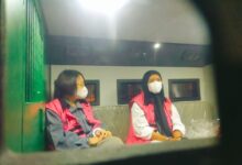 Mantan Direktur Pascasarjana UPR, Yetri Ludang (kiri) saat mengenakan rompi merah usai ditetapkan sebagai tersangka