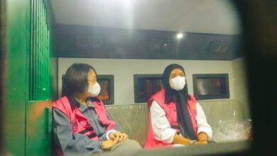 Mantan Direktur Pascasarjana UPR, Yetri Ludang (kiri) saat mengenakan rompi merah usai ditetapkan sebagai tersangka