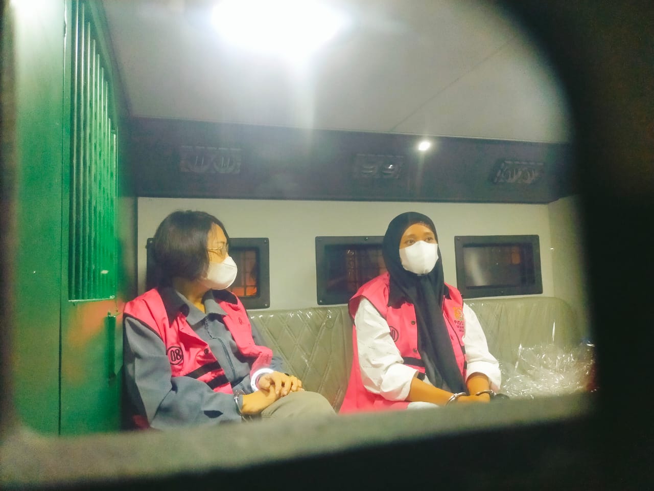 Mantan Direktur Pascasarjana UPR, Yetri Ludang (kiri) saat mengenakan rompi merah usai ditetapkan sebagai tersangka