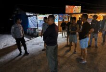 Petugas kepolisian merespon laporan warga yang resah dengan keberadaan pria menghirup lem