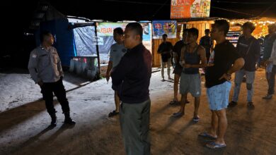 Petugas kepolisian merespon laporan warga yang resah dengan keberadaan pria menghirup lem