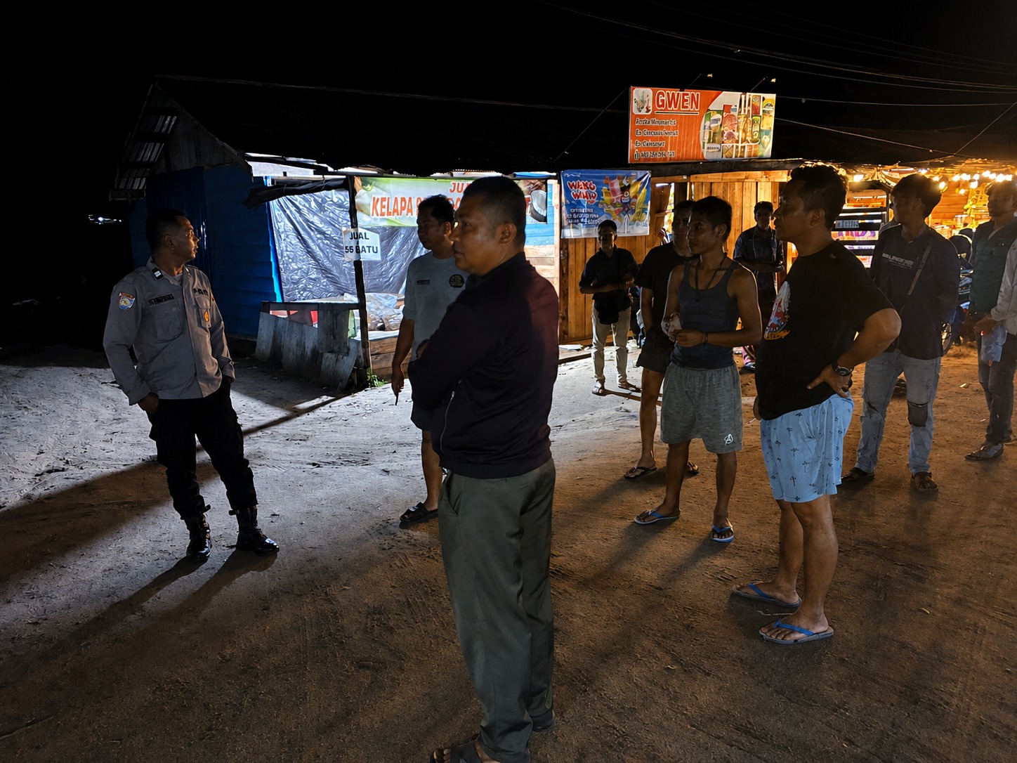 Petugas kepolisian merespon laporan warga yang resah dengan keberadaan pria menghirup lem