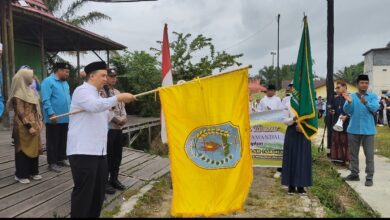 Suasana Pawai Gema Hijriah dalam rangka meriahkan peringatan 1 Muharram 1448 H, di Lapangan Kartawana Kota Nanga Bulik