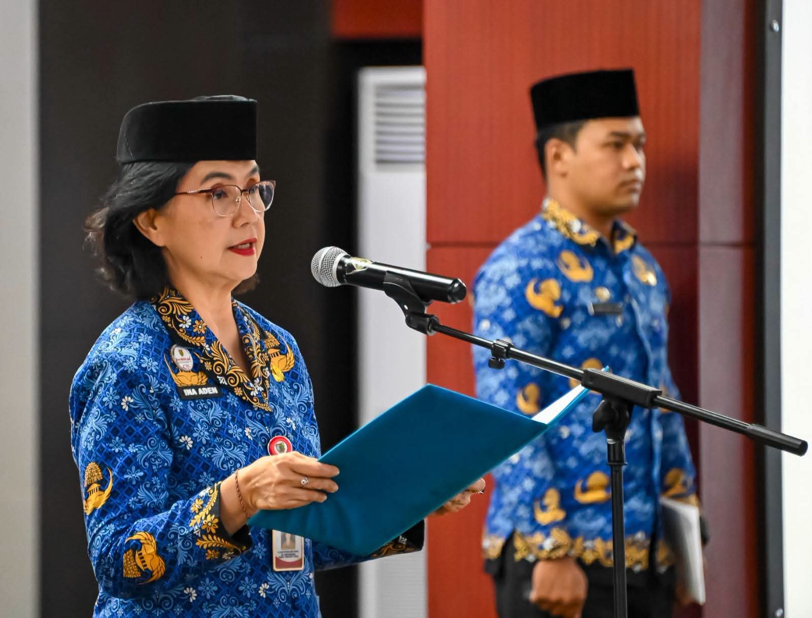 Pj Sekda Kalteng, Linae Victoria Aden saat memimpin Pengambilan Sumpah/Janji Pegawai Negeri Sipil (PNS) di lingkungan Pemerintah Provinsi Kalimantan Tengah