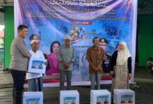 Kapolda Kalteng Irjen Pol Iwan Kurniawan saat menyerahkan bantuan kepada masyarakat di Gang Suka Maju