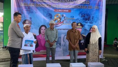 Kapolda Kalteng Irjen Pol Iwan Kurniawan saat menyerahkan bantuan kepada masyarakat di Gang Suka Maju
