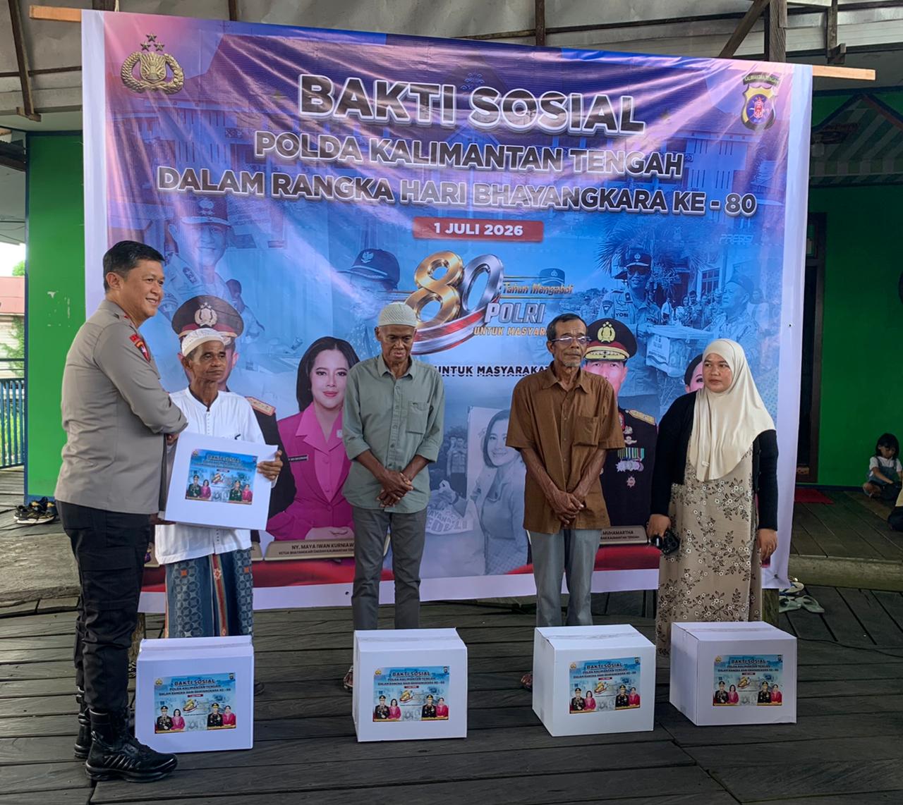 Kapolda Kalteng Irjen Pol Iwan Kurniawan saat menyerahkan bantuan kepada masyarakat di Gang Suka Maju