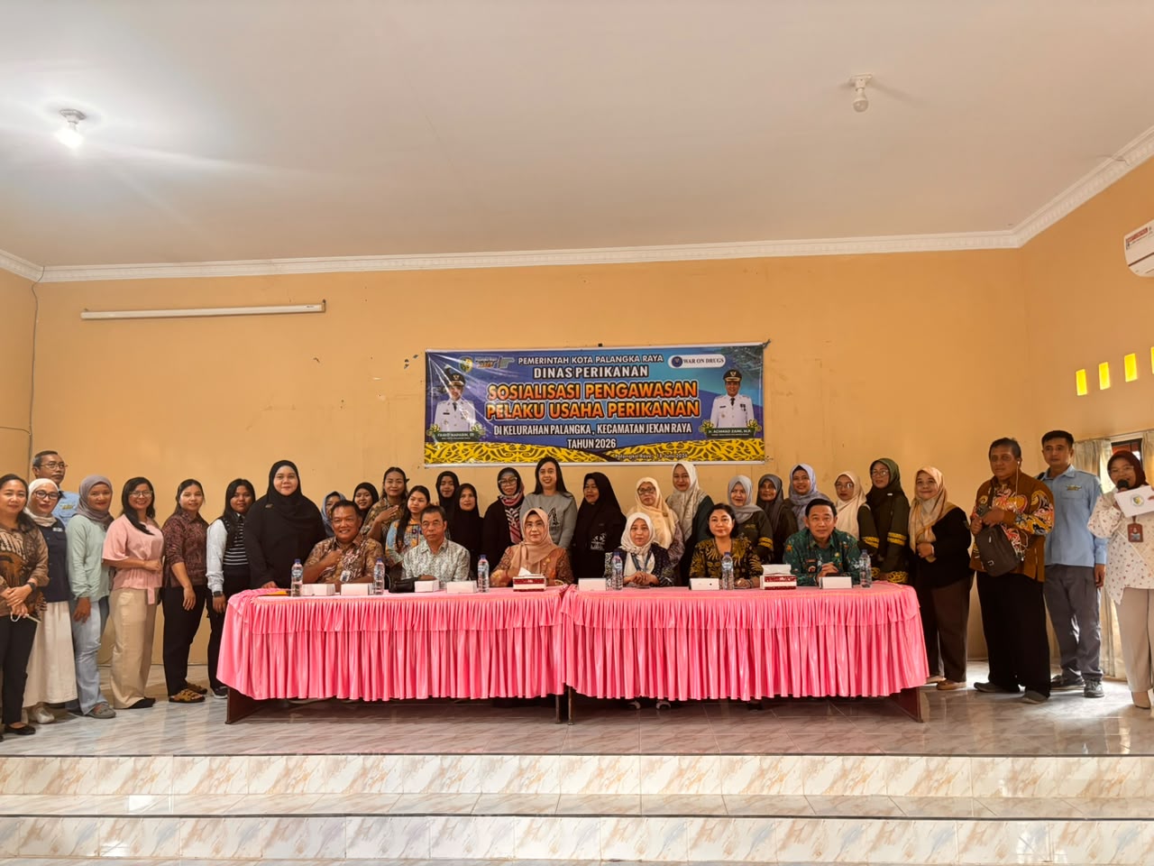 Kepala Dinas Perikanan Kota Palangka Raya Indriarti Ritadewi foto bersama usai membuka kegiatan di Aula Kelurahan Palangka