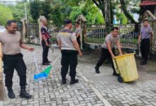Personel Polsek Pahandut saat membersihkan sejumlah masjid dan gereja yang ada di Kota Palangka Raya