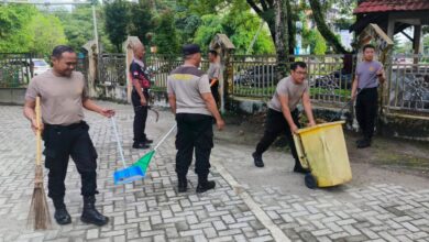 Personel Polsek Pahandut saat membersihkan sejumlah masjid dan gereja yang ada di Kota Palangka Raya