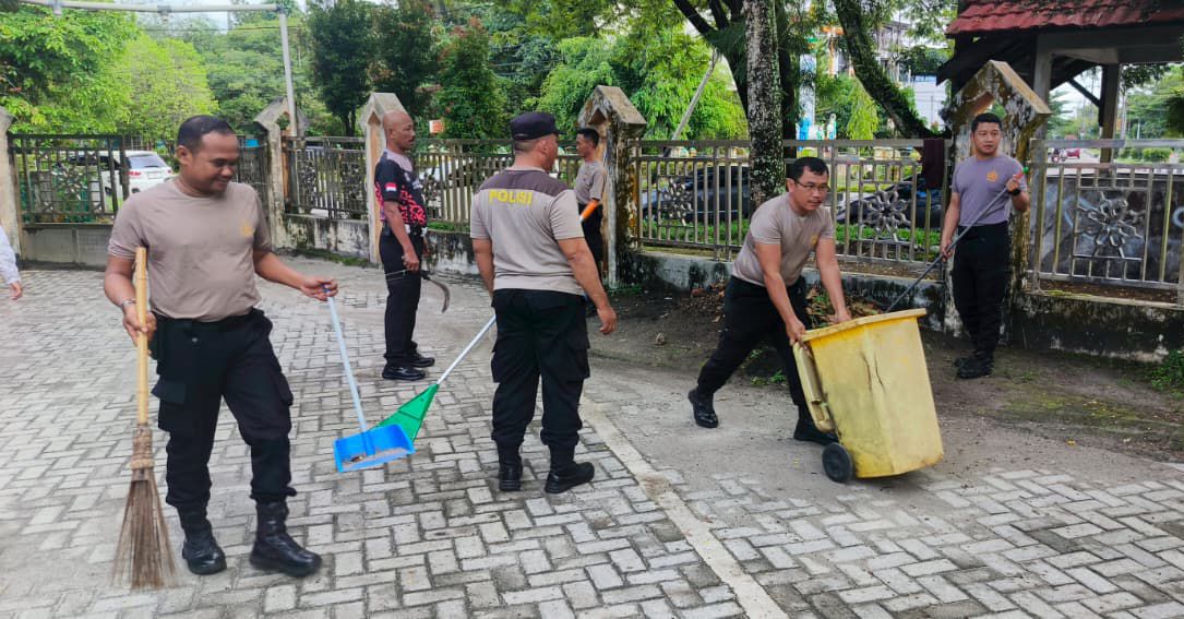 Personel Polsek Pahandut saat membersihkan sejumlah masjid dan gereja yang ada di Kota Palangka Raya