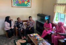 Kapolda Kalimantan Tengah Irjen Pol Iwan Kurniawan ketika menemui purnawirawan polri di kediamannya