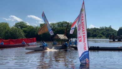 Kapolda Kalteng Irjen Pol Iwan Kurniawan secara simbolis mengikuti lomba Besei Kambe yang digelar di bawah Jembatan Kahayan
