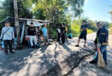 ‎Suasana gotong royong warga Jalan Marina Permai III dan IV RT 004/RW XV, bersama Lurah Langkai, Muhamad Abidin,