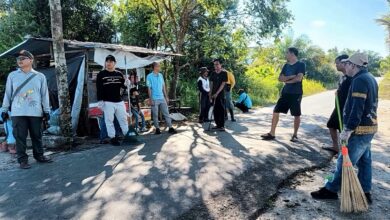 ‎Suasana gotong royong warga Jalan Marina Permai III dan IV RT 004/RW XV, bersama Lurah Langkai, Muhamad Abidin,