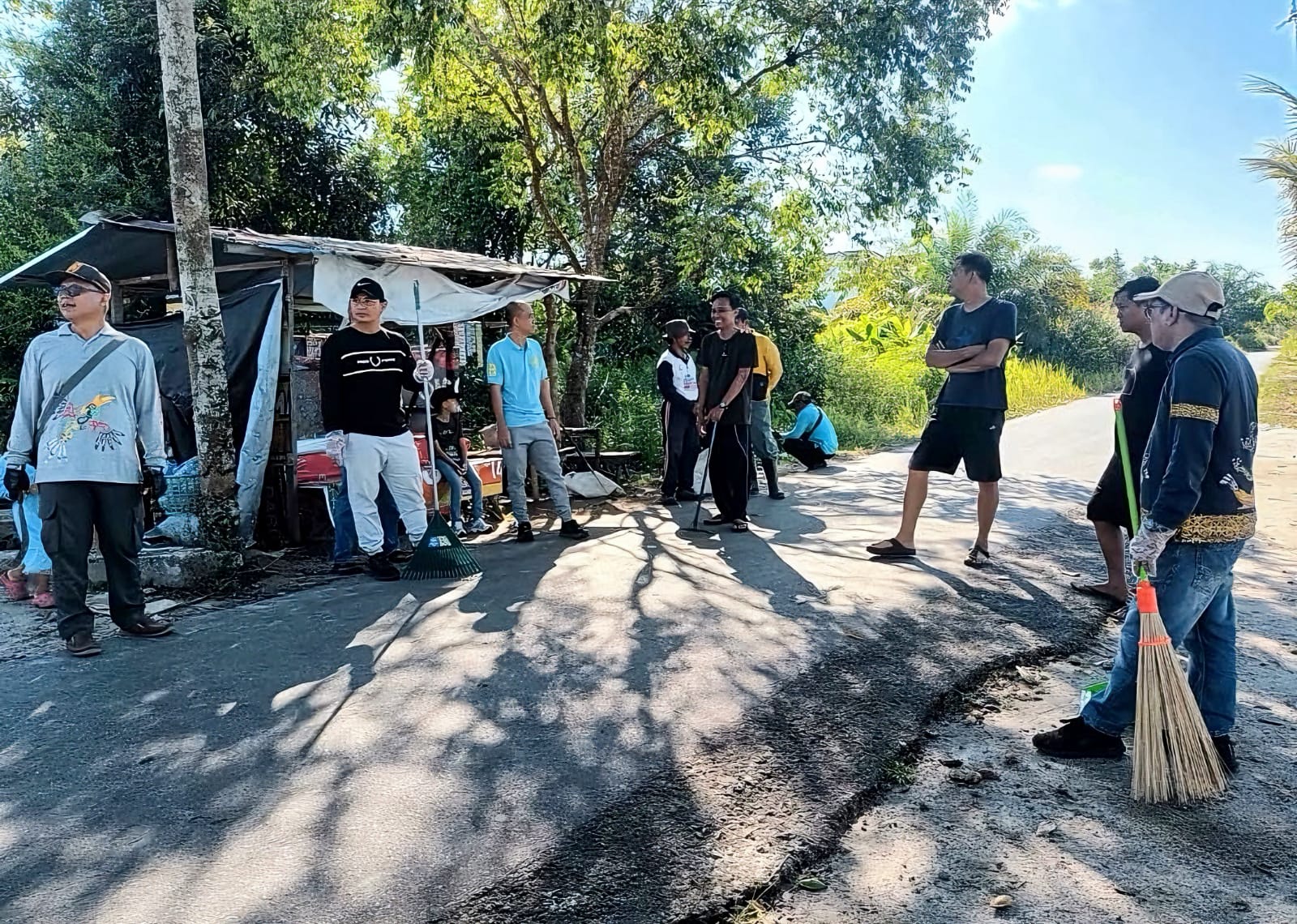 Suasana gotong royong warga Jalan Marina Permai III dan IV RT 004/RW XV, bersama Lurah Langkai, Muhamad Abidin,