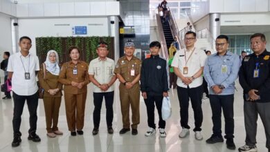 Korban TPPO (empat dari kanan) usai dijemput di Bandara Tjilik Riwut Kota Palangka Raya