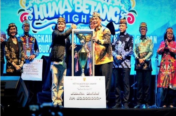 Bangga! Kabupaten Barito Utara Raih Juara Umum Festival Budaya Isen Mulang (FBIM) 2026