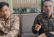 Kuasa hukum Prof Bhayu Rhama saat memberikan penjelasan kepada awak media