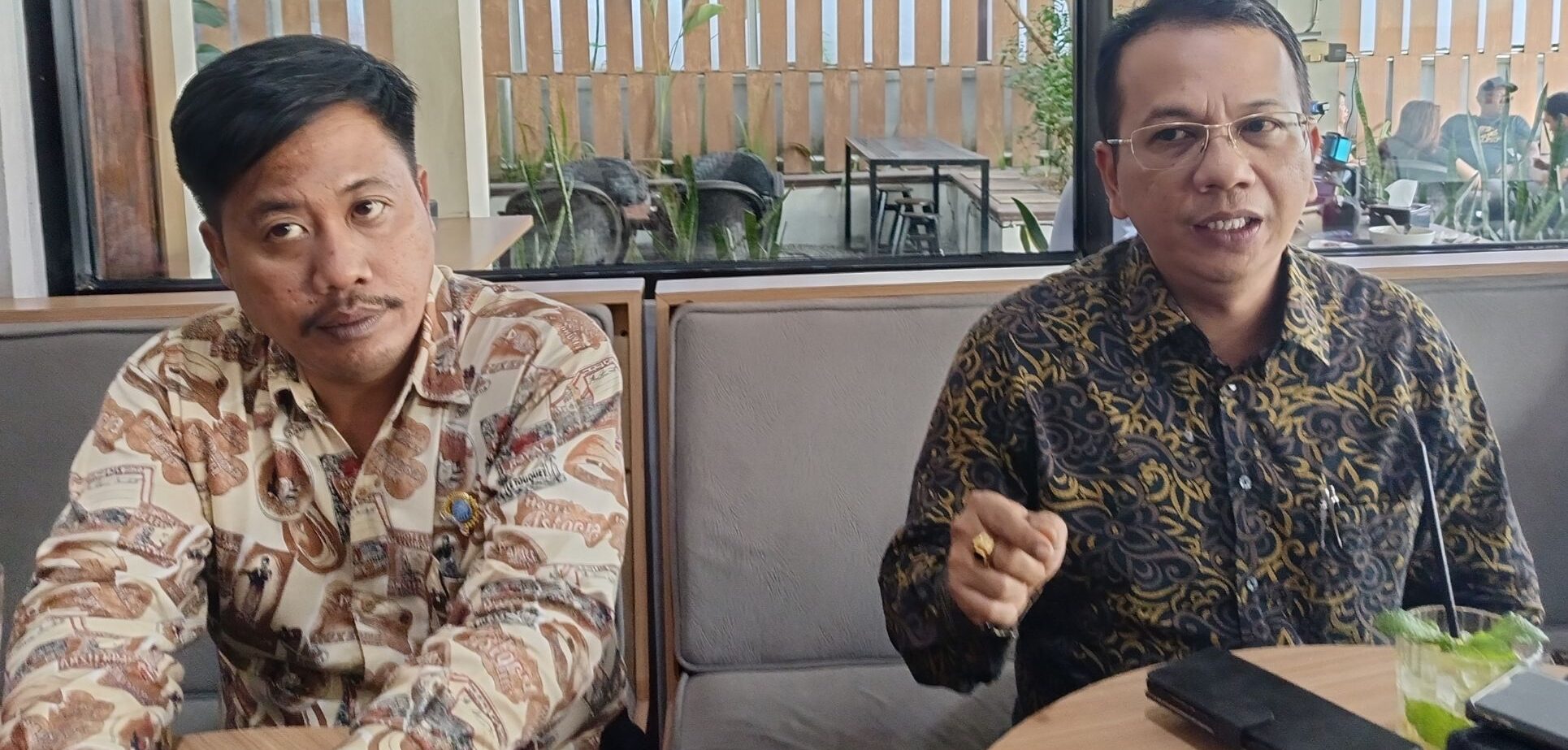 Kuasa hukum Prof Bhayu Rhama saat memberikan penjelasan kepada awak media