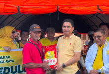 Anggota Komisi I DPRD Kota Palangka Raya Sudarto menyerahkan bantuan kepada salah seorang korban kebakaran di Gang Sari 45, Jalan Murjani,