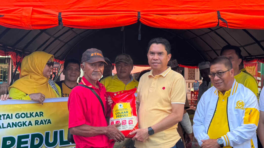 Anggota Komisi I DPRD Kota Palangka Raya Sudarto menyerahkan bantuan kepada salah seorang korban kebakaran di Gang Sari 45, Jalan Murjani,