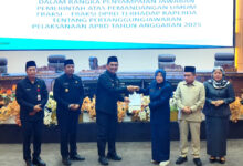 Bupati Barito Utara H Shalahuddin ST MT, Wakil Bupati Felix Sonadie Y Tingan A Md, Sekretaris Daerah Drs Muhlis saat menyerahkan Jawaban terhadap Pemandangan Umum Fraksi-Fraksi DPRD pada Rapat Paripurna III Masa Sidang III Tahun 2026