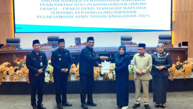 Bupati Barito Utara H Shalahuddin ST MT, Wakil Bupati Felix Sonadie Y Tingan A Md, Sekretaris Daerah Drs Muhlis saat menyerahkan Jawaban terhadap Pemandangan Umum Fraksi-Fraksi DPRD pada Rapat Paripurna III Masa Sidang III Tahun 2026