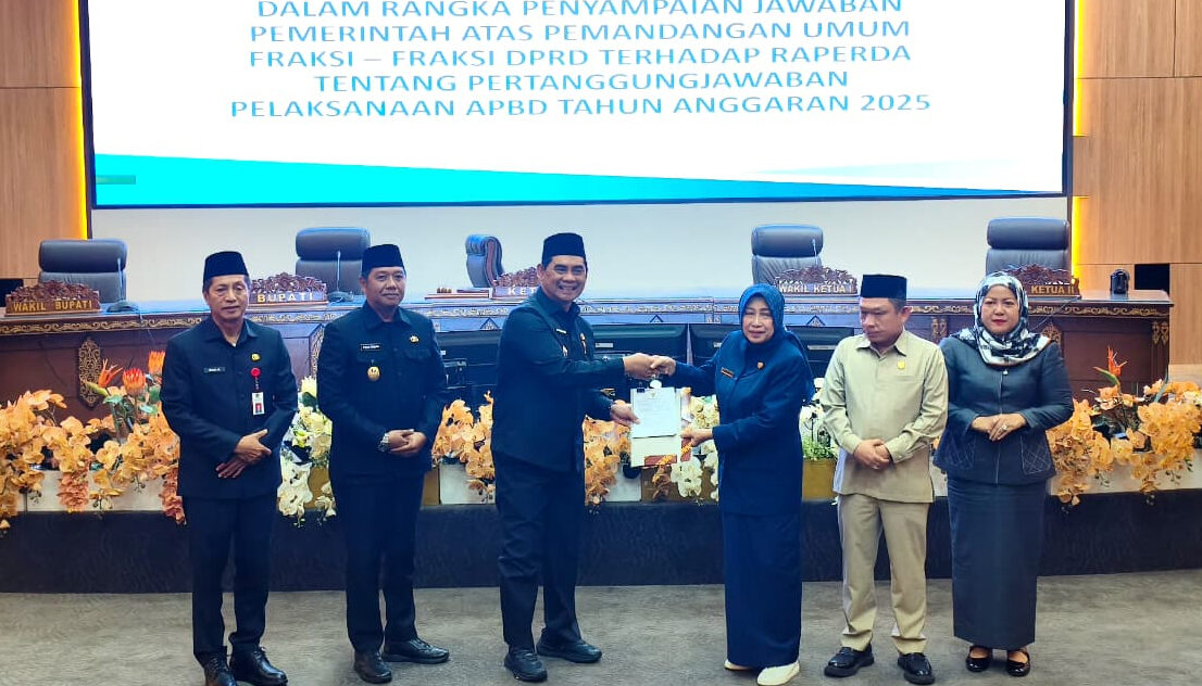 Bupati Barito Utara H Shalahuddin ST MT, Wakil Bupati Felix Sonadie Y Tingan A Md, Sekretaris Daerah Drs Muhlis saat menyerahkan Jawaban terhadap Pemandangan Umum Fraksi-Fraksi DPRD pada Rapat Paripurna III Masa Sidang III Tahun 2026