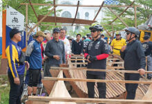 Bupati Barito Utara H Shalahuddin ST MT ditemani Wakil Bupati Felix Sonadie Y Tingan A Md, Sekertaris Daerah Drs Muhlis, beserta jajaran Forkopimda dan Kepala OPD saat meninjau Kondisi Pengerjaan Jalan Area Islamic Center, Jumat (3/7).
