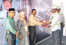Bupati Barito Utara H Shalahuddin ST MT menyerahkan Sertifi kat Relokasi secara simbolis, kepada warga Kelurahan Lanjas RT 4, 5, dan 6 bertepatan dengan pelaksanaan Groundbreaking Waterfront City yang juga menandai dimulainya proyek penataan kawasan kumuh di Kelurahan Lanjas, Rabu (1/7)