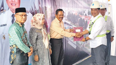 Bupati Barito Utara H Shalahuddin ST MT menyerahkan Sertifi kat Relokasi secara simbolis, kepada warga Kelurahan Lanjas RT 4, 5, dan 6 bertepatan dengan pelaksanaan Groundbreaking Waterfront City yang juga menandai dimulainya proyek penataan kawasan kumuh di Kelurahan Lanjas, Rabu (1/7)