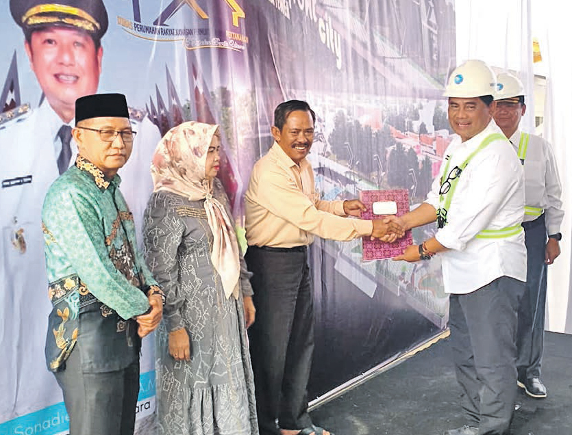 Bupati Barito Utara H Shalahuddin ST MT menyerahkan Sertifi kat Relokasi secara simbolis, kepada warga Kelurahan Lanjas RT 4, 5, dan 6 bertepatan dengan pelaksanaan Groundbreaking Waterfront City yang juga menandai dimulainya proyek penataan kawasan kumuh di Kelurahan Lanjas, Rabu (1/7)