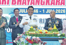 Bupati Barito Utara H Shalahuddin ST MT saat menyampaikan sambutan dalam acara Ramah Tamah Hari Bhayangkara ke-80 di Gedung Balai Antang, Rabu (1/7).