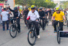 Bupati Barito Utara H Shalahuddin ST MT bersama jajaran saat bersepeda pada acara Gowes Bareng yang digelar dalam rangka memperingati Hari Ulang Tahun (HUT) Kabupaten Barito Utara ke-76 sekaligus HUT Bhayangkara ke-80 di Area Car Free Day, Bundaran Buah