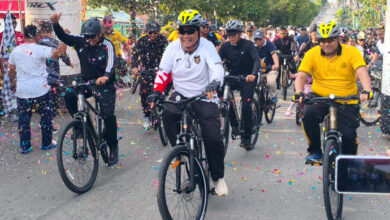 Bupati Barito Utara H Shalahuddin ST MT bersama jajaran saat bersepeda pada acara Gowes Bareng yang digelar dalam rangka memperingati Hari Ulang Tahun (HUT) Kabupaten Barito Utara ke-76 sekaligus HUT Bhayangkara ke-80 di Area Car Free Day, Bundaran Buah