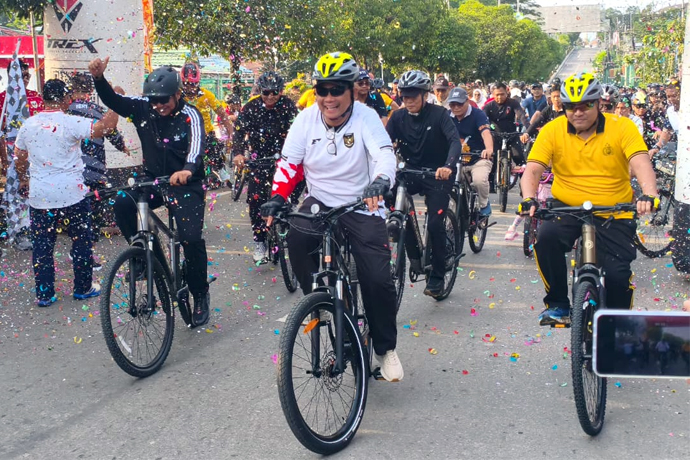 Bupati Barito Utara H Shalahuddin ST MT bersama jajaran saat bersepeda pada acara Gowes Bareng yang digelar dalam rangka memperingati Hari Ulang Tahun (HUT) Kabupaten Barito Utara ke-76 sekaligus HUT Bhayangkara ke-80 di Area Car Free Day, Bundaran Buah
